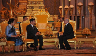 President Thongloun meets His Majesty King Norodom Sihamoni   